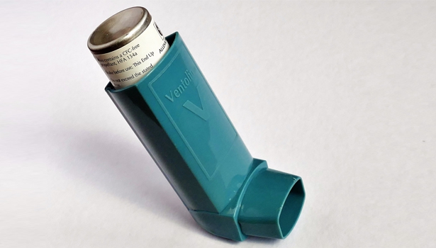 Vitamin D kann dazu beitragen, Verschlechterungen bei Asthma-Patienten, die mit &uuml;blichen Medikamenten (Kortikosteroiden) behandelt werden, zu verringern.