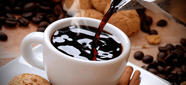 C-A-F-F-E-E, trink nicht zuviel Kaffee 400 mg Koffein gelten täglich als unbedenklich für Erwachsene. Schwangere und stillende Frauen sollten sich auf 200 mg Koffein pro Tag beschränken.