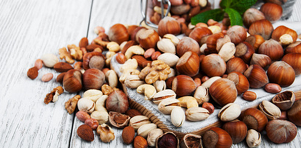 Ein hoher Verzehr von N&uuml;ssen kann vermutlich das Risiko f&uuml;r den Lungenkrebs senken. Das gilt nach den Ergebnissen zweier Studien in einem geringeren Ma&szlig; auch f&uuml;r Raucher.