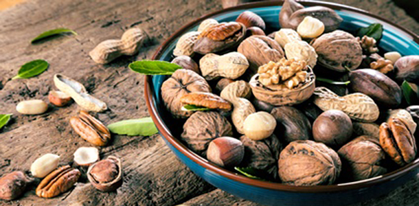 Wer regelm&auml;&szlig;ig N&uuml;sse isst, hat ein geringeres Risiko f&uuml;r Herz-Kreislauf-Krankheiten. Das zeigt die bisher gr&ouml;&szlig;te durchgef&uuml;hrte Studie zur Beziehung zwischen dem Verzehr von N&uuml;ssen und der Herzgesundheit.