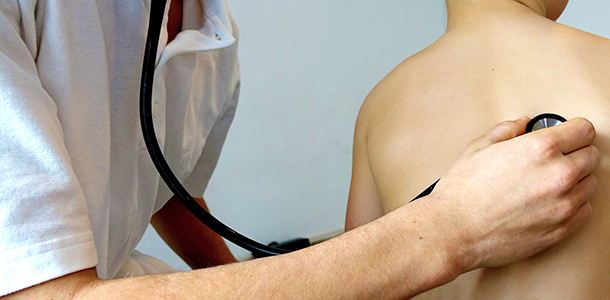 Die Omega-3-Fetts&auml;uren aus Fisch&ouml;len wirken antientz&uuml;ndlich und antioxidativ. Das tr&auml;gt vermutlich dazu bei, dass sie vor Asthma und asthma-&auml;hnlichen Beschwerden sch&uuml;tzen k&ouml;nnen.